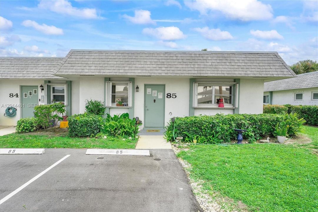 For Sale: $200,000 (1 beds, 2 baths, 999 Square Feet)