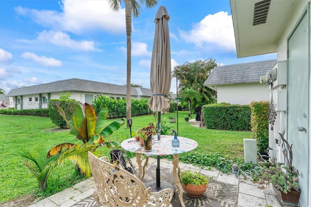 For Sale: $200,000 (1 beds, 2 baths, 999 Square Feet)