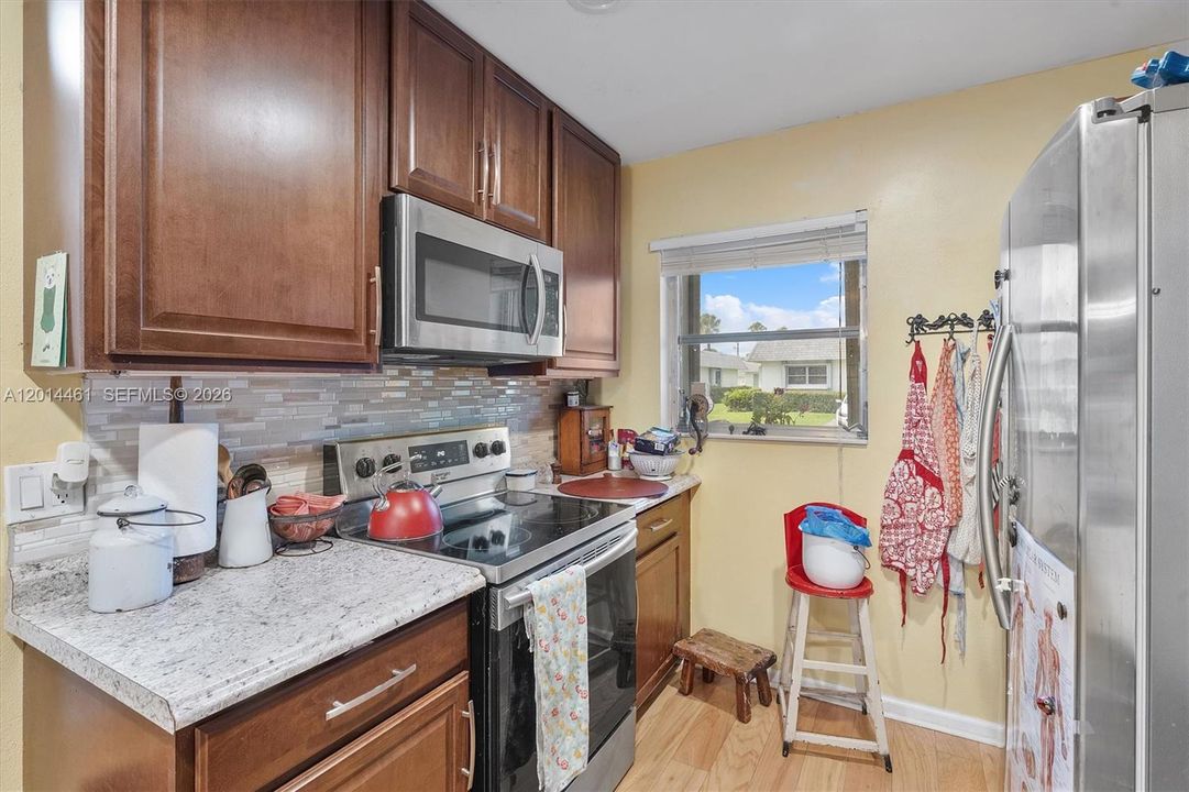 For Sale: $200,000 (1 beds, 2 baths, 999 Square Feet)