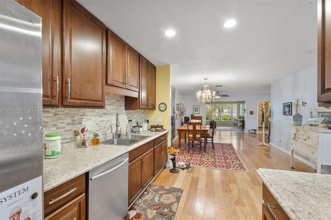 For Sale: $200,000 (1 beds, 2 baths, 999 Square Feet)