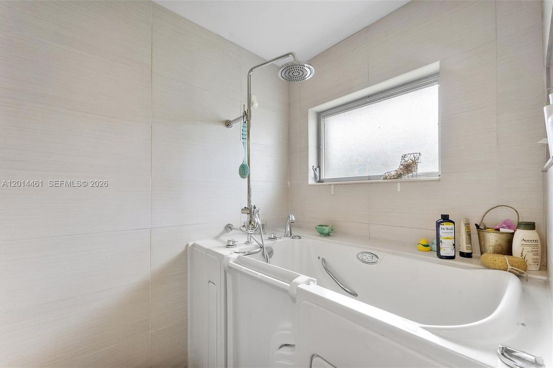 For Sale: $200,000 (1 beds, 2 baths, 999 Square Feet)