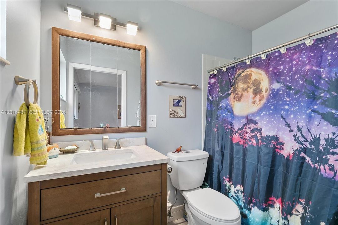 For Sale: $200,000 (1 beds, 2 baths, 999 Square Feet)