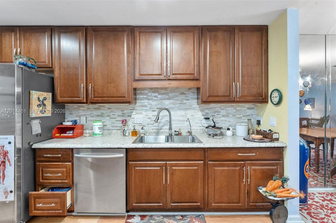 For Sale: $200,000 (1 beds, 2 baths, 999 Square Feet)