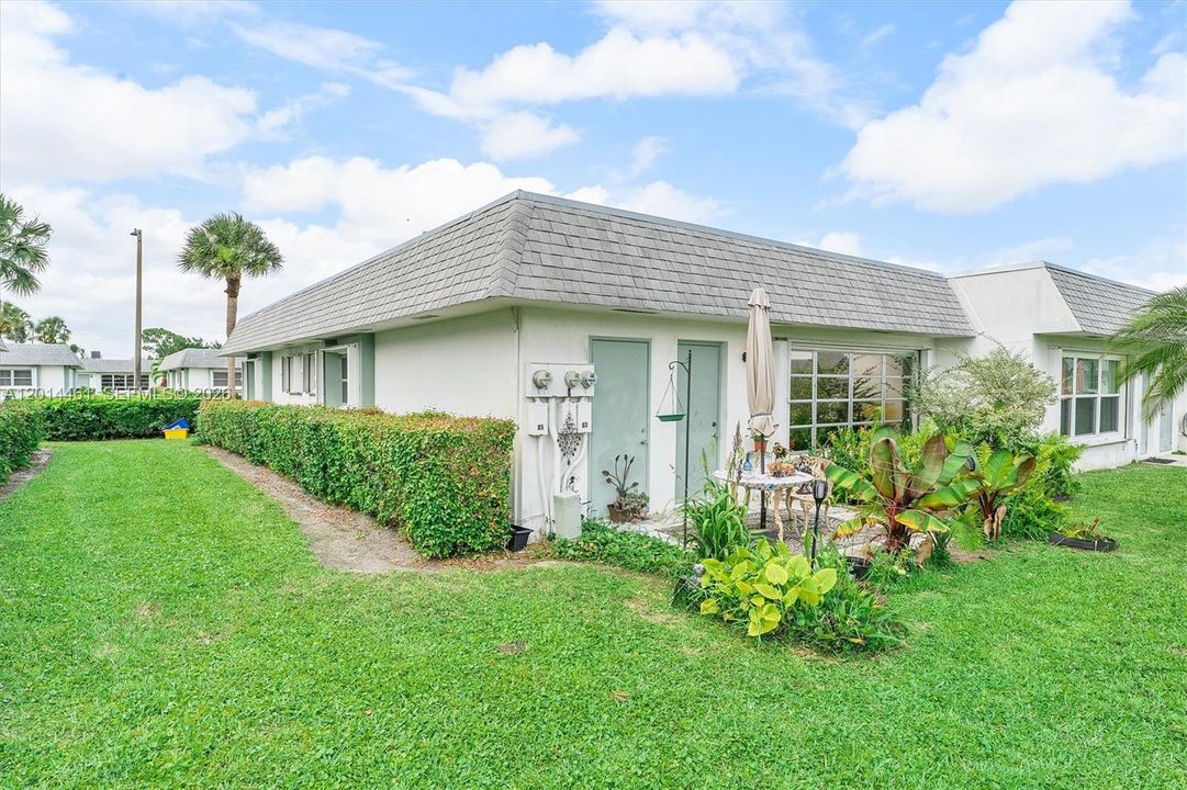 For Sale: $200,000 (1 beds, 2 baths, 999 Square Feet)