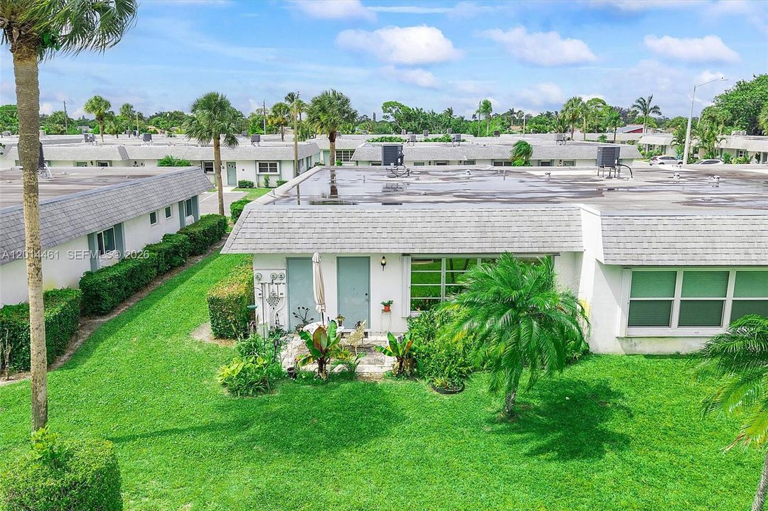 For Sale: $200,000 (1 beds, 2 baths, 999 Square Feet)