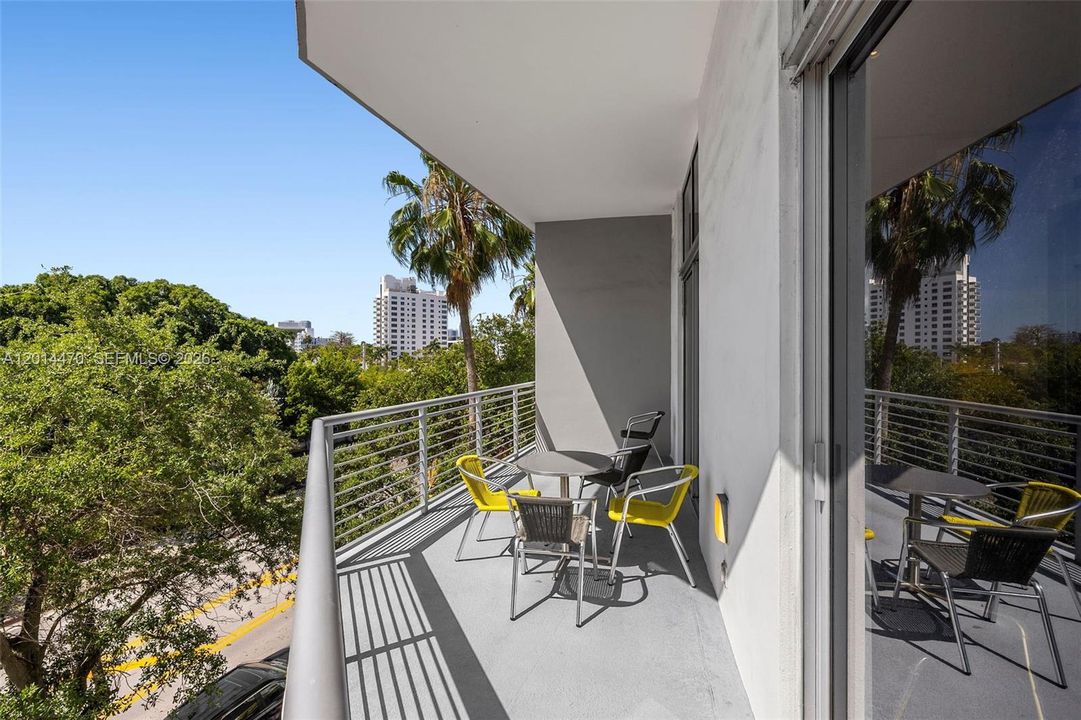 For Sale: $899,000 (2 beds, 2 baths, 966 Square Feet)