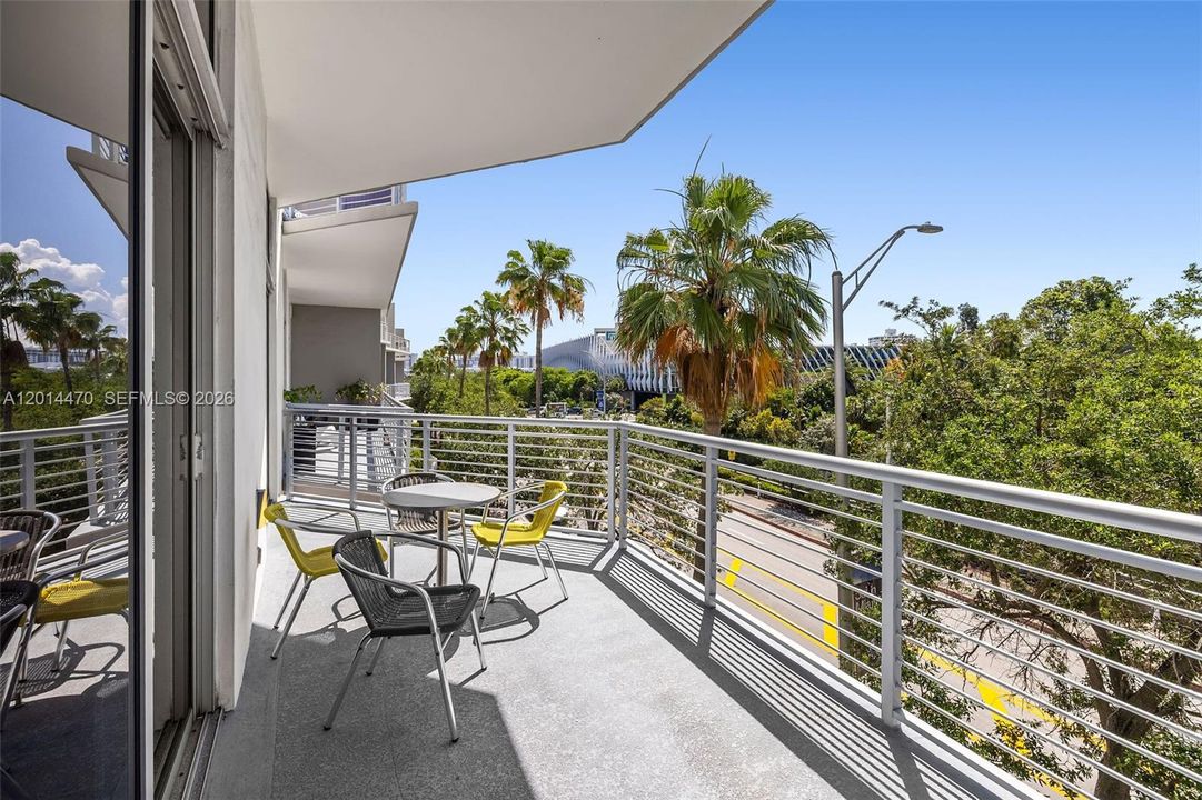 For Sale: $899,000 (2 beds, 2 baths, 966 Square Feet)
