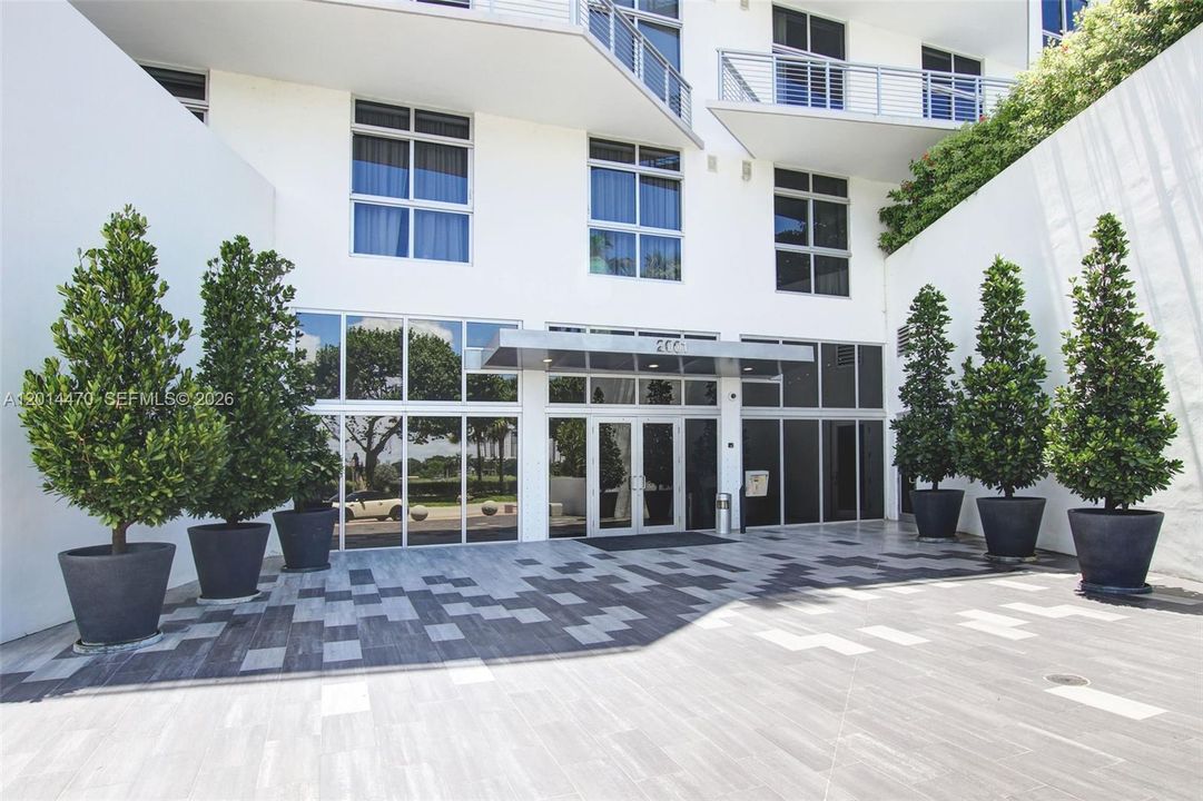 For Sale: $899,000 (2 beds, 2 baths, 966 Square Feet)