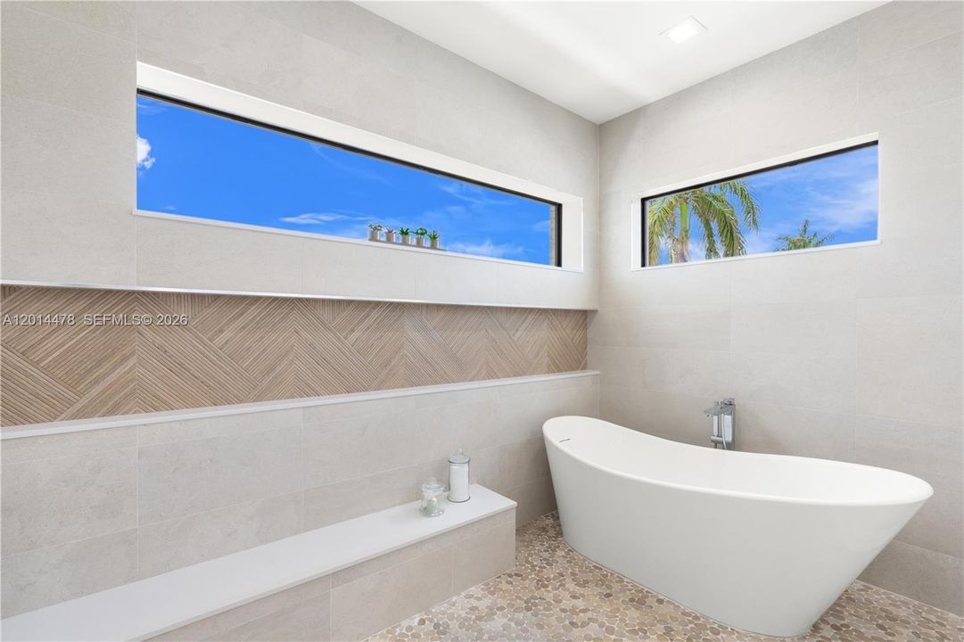 Activo con contrato: $5,700,000 (6 camas, 6 baños, 5260 Pies cuadrados)
