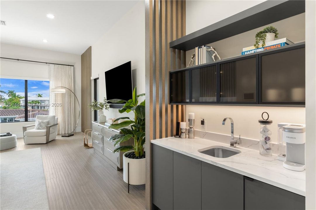 Activo con contrato: $5,700,000 (6 camas, 6 baños, 5260 Pies cuadrados)