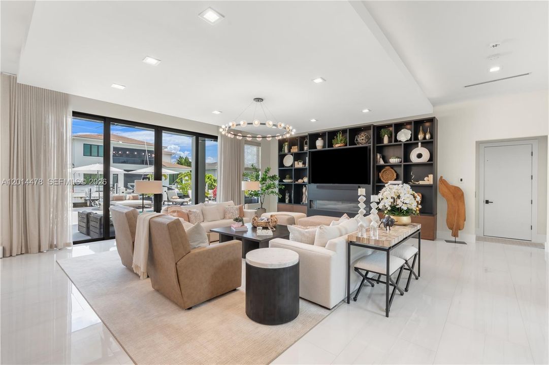 Activo con contrato: $5,700,000 (6 camas, 6 baños, 5260 Pies cuadrados)