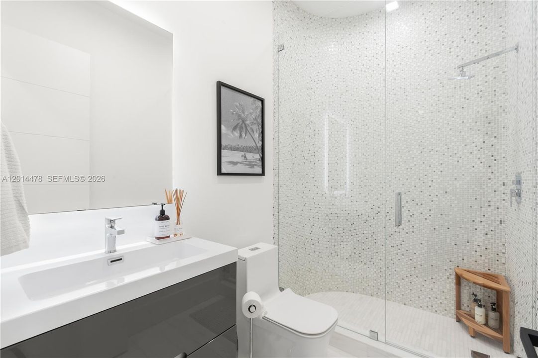 Activo con contrato: $5,700,000 (6 camas, 6 baños, 5260 Pies cuadrados)