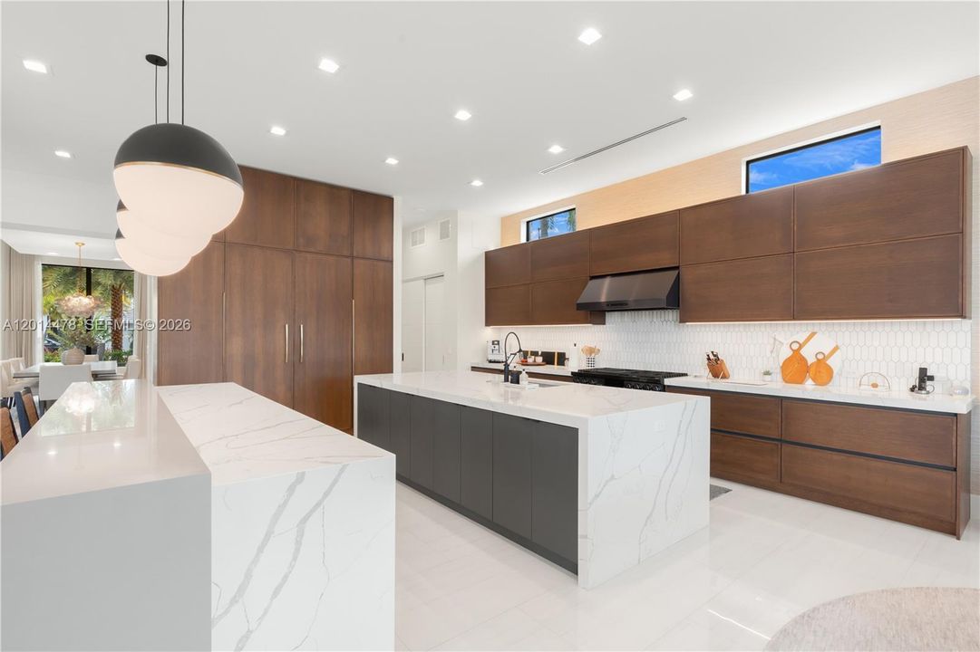 Activo con contrato: $5,700,000 (6 camas, 6 baños, 5260 Pies cuadrados)