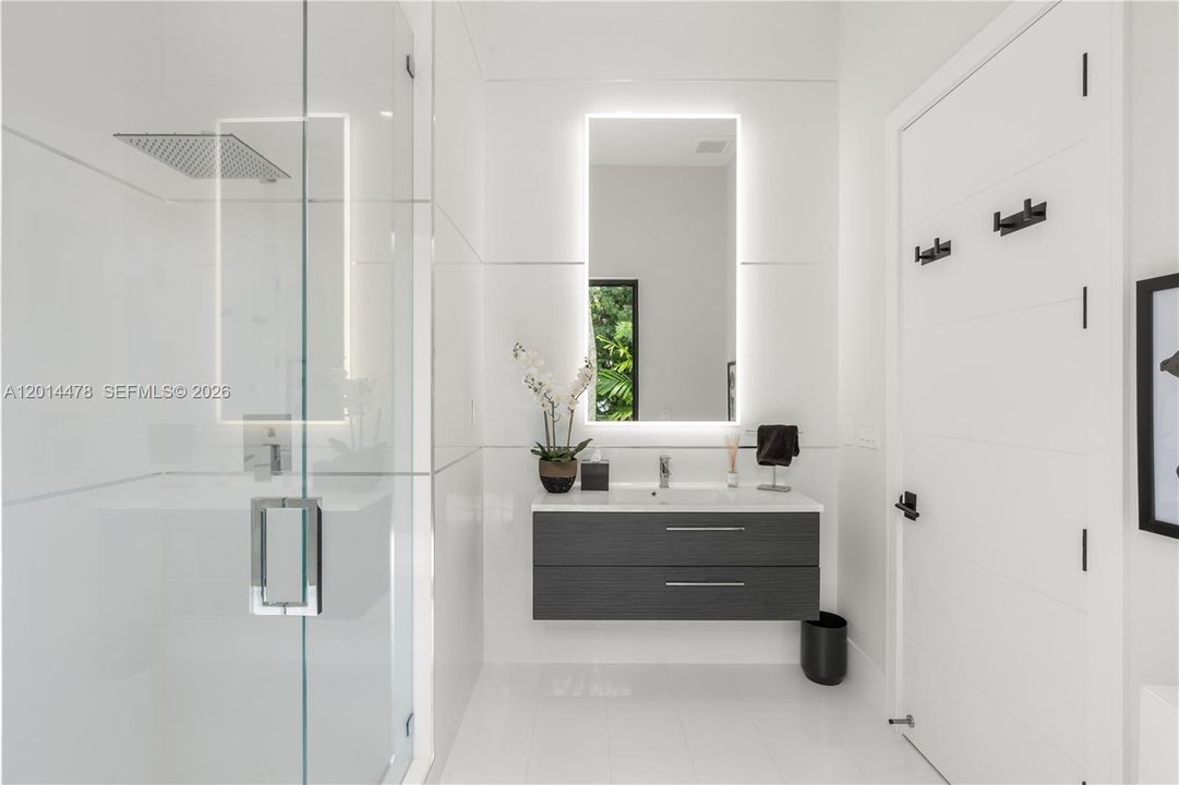 Activo con contrato: $5,700,000 (6 camas, 6 baños, 5260 Pies cuadrados)