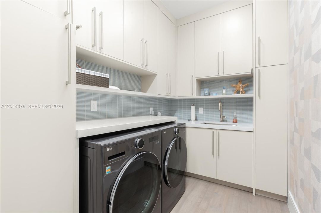 Activo con contrato: $5,700,000 (6 camas, 6 baños, 5260 Pies cuadrados)