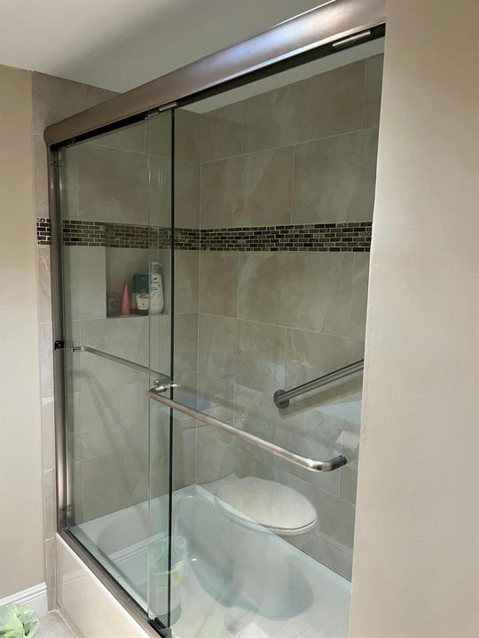 Master shower/bath
