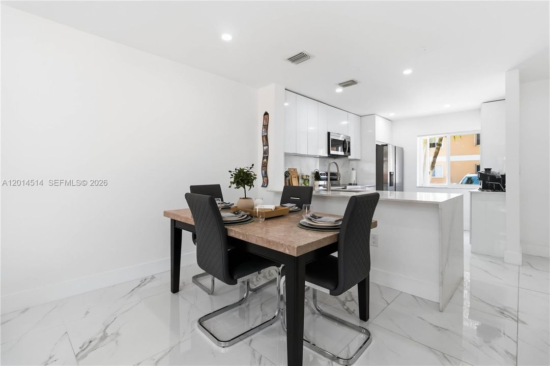 На продажу: $428,500 (3 спален, 2 ванн, 1319 Квадратных фут)
