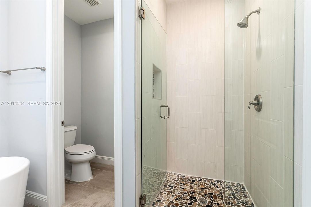 En Venta: $1,050,000 (4 camas, 3 baños, 2680 Pies cuadrados)