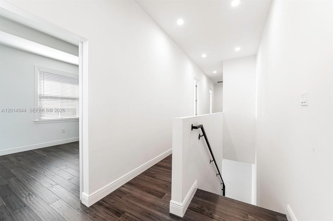 En Venta: $1,050,000 (4 camas, 3 baños, 2680 Pies cuadrados)