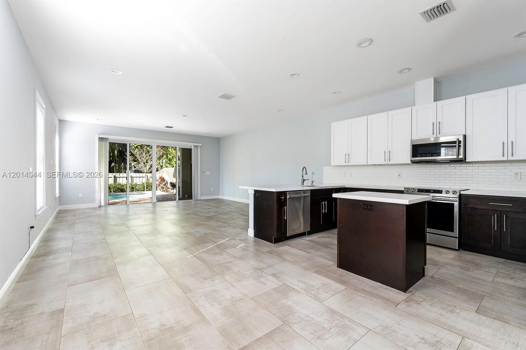 En Venta: $1,050,000 (4 camas, 3 baños, 2680 Pies cuadrados)