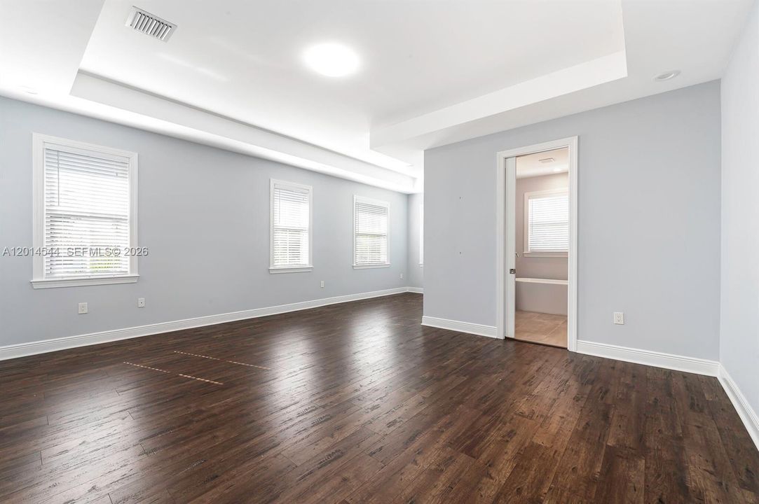 En Venta: $1,050,000 (4 camas, 3 baños, 2680 Pies cuadrados)