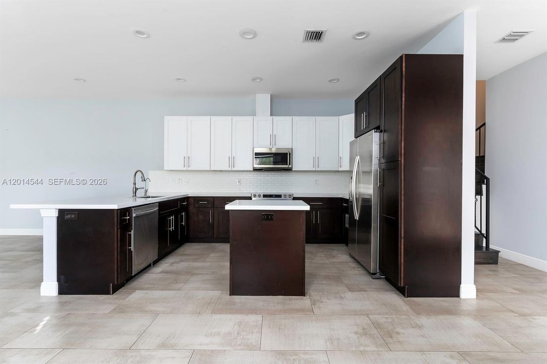 En Venta: $1,050,000 (4 camas, 3 baños, 2680 Pies cuadrados)