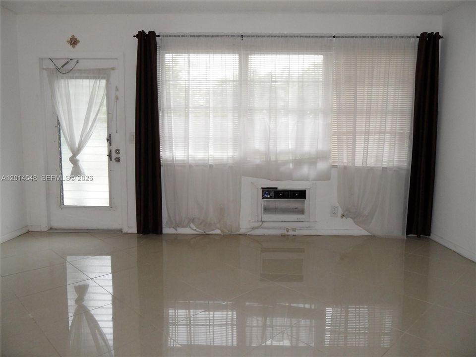На продажу: $95,900 (1 спален, 1 ванн, 585 Квадратных фут)