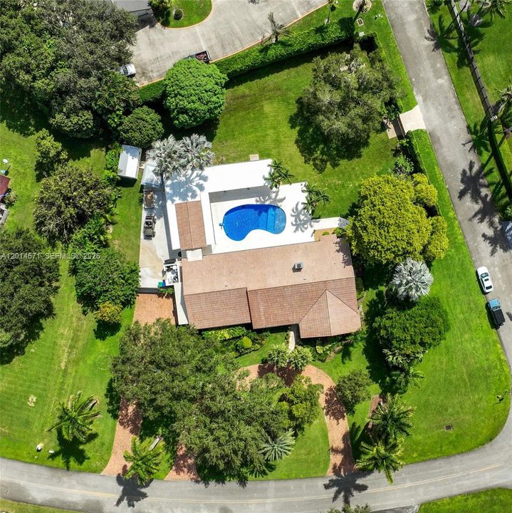 For Sale: $2,699,000 (5 beds, 5 baths, 2901 Square Feet)