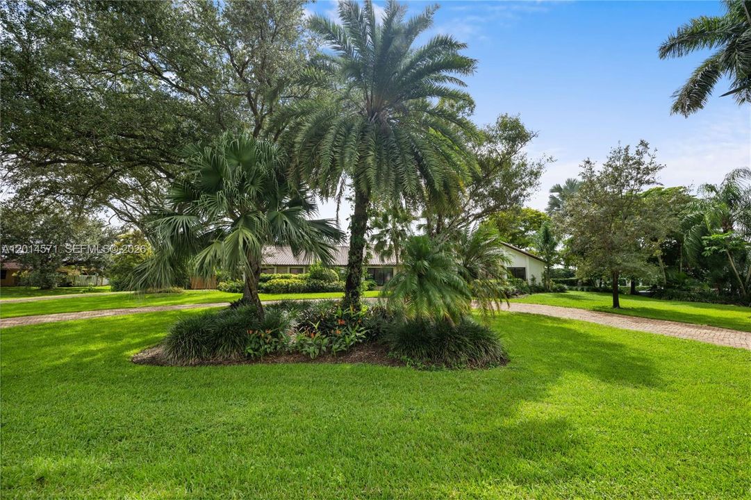 For Sale: $2,699,000 (5 beds, 5 baths, 2901 Square Feet)