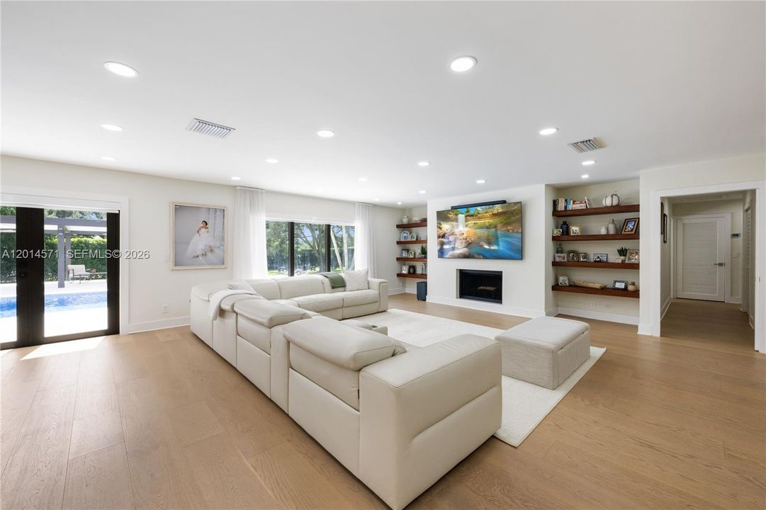 For Sale: $2,699,000 (5 beds, 5 baths, 2901 Square Feet)