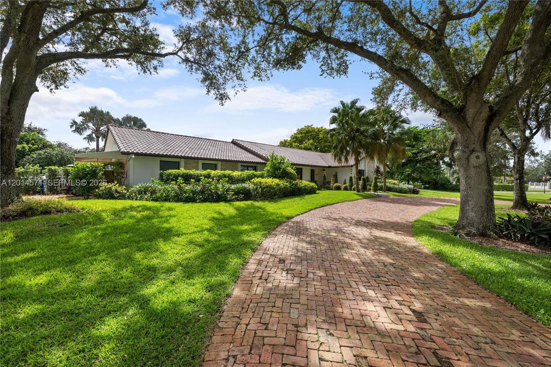 For Sale: $2,699,000 (5 beds, 5 baths, 2901 Square Feet)