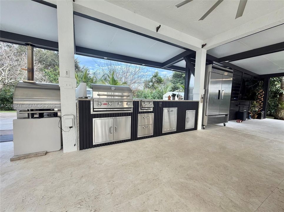 For Sale: $2,699,000 (5 beds, 5 baths, 2901 Square Feet)
