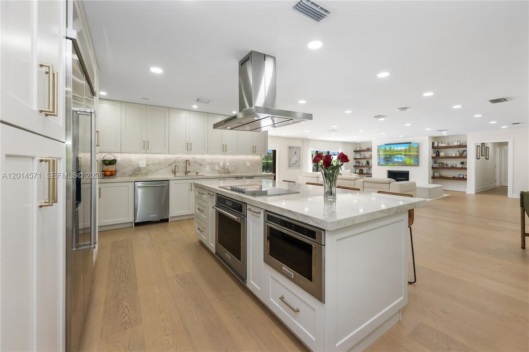For Sale: $2,699,000 (5 beds, 5 baths, 2901 Square Feet)