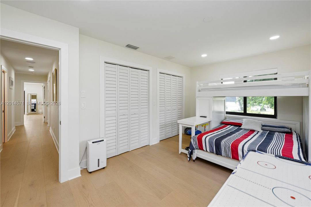 For Sale: $2,699,000 (5 beds, 5 baths, 2901 Square Feet)