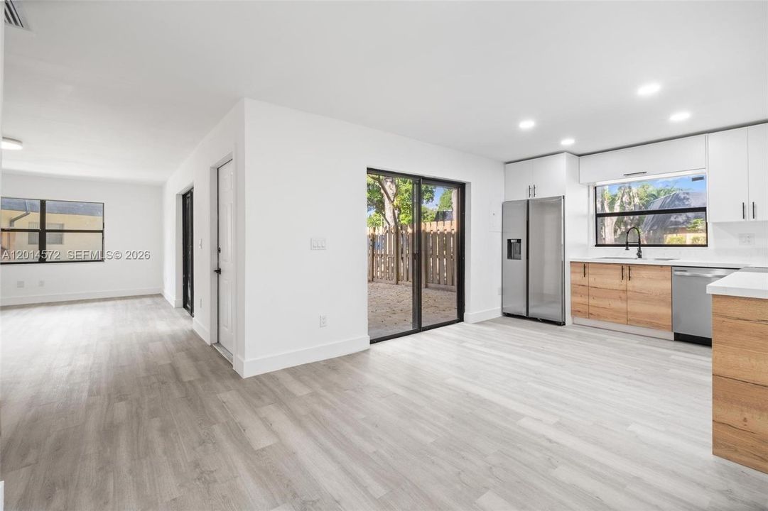 Active With Contract: $359,000 (2 beds, 2 baths, 1302 Square Feet)