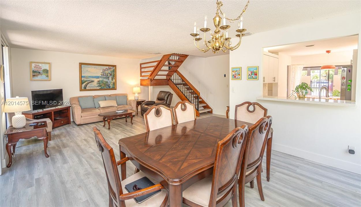 Activo con contrato: $620,000 (3 camas, 2 baños, 1712 Pies cuadrados)