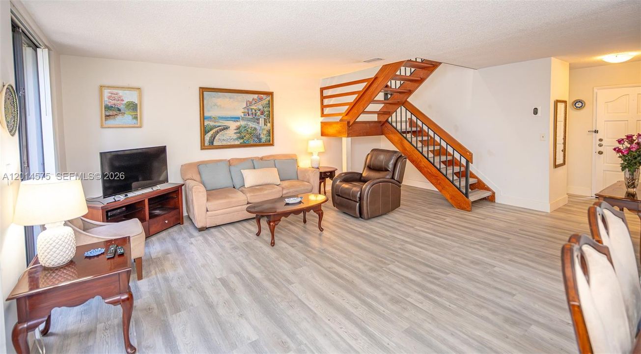 Activo con contrato: $620,000 (3 camas, 2 baños, 1712 Pies cuadrados)