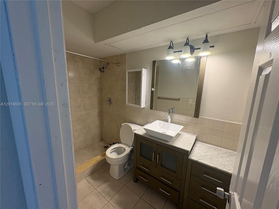 В аренду: $1,695 (2 спален, 1 ванн, 721 Квадратных фут)