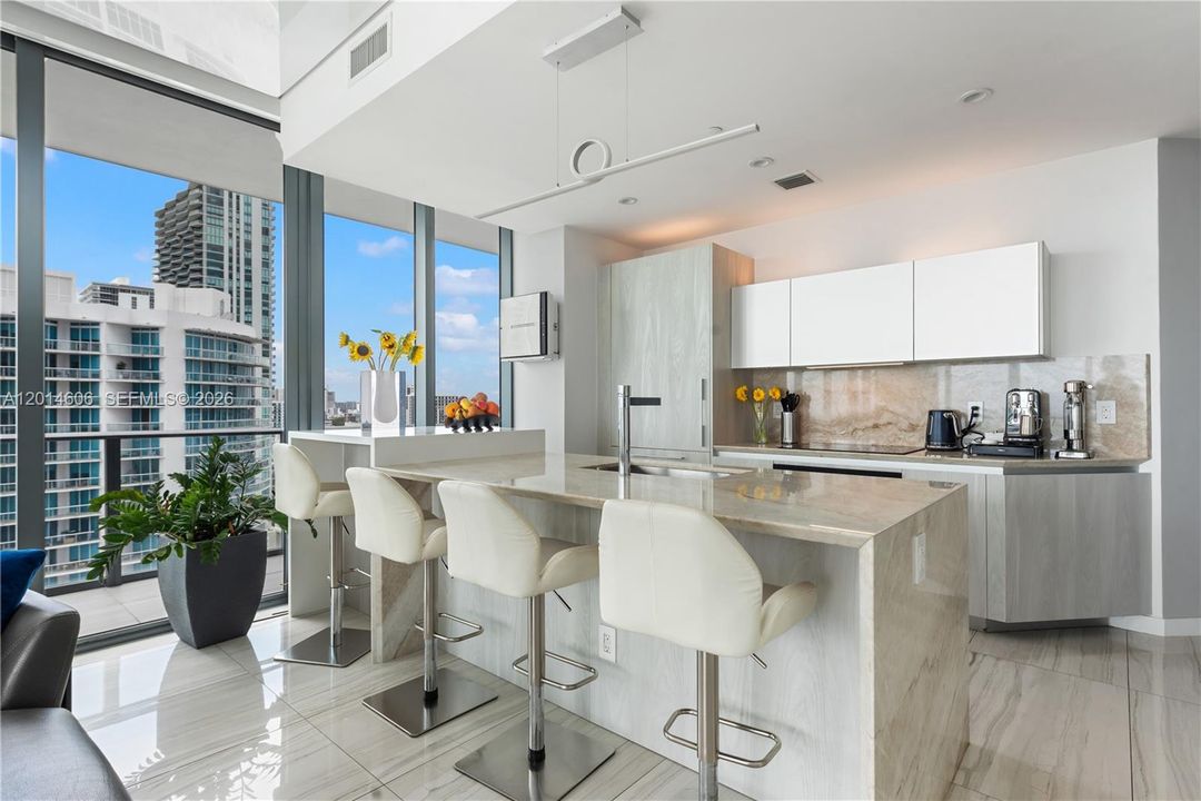 Activo con contrato: $1,795,000 (4 camas, 4 baños, 2232 Pies cuadrados)