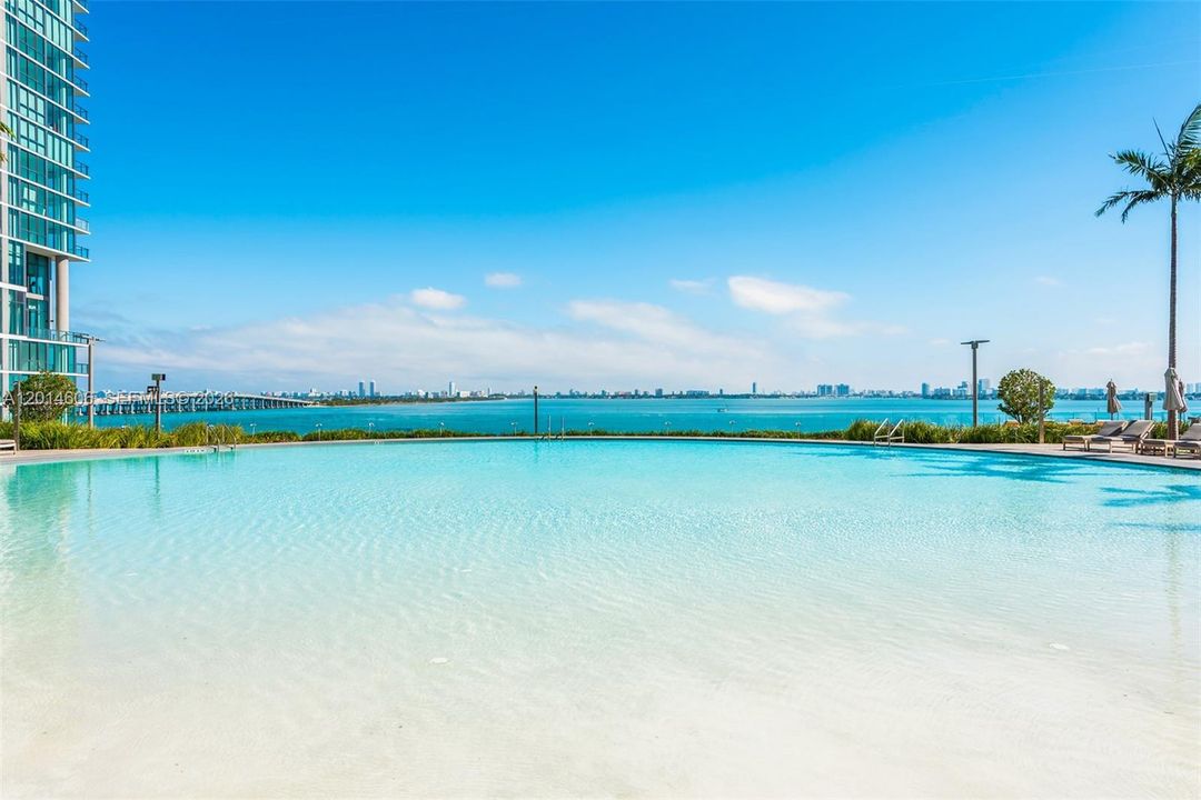 Activo con contrato: $1,795,000 (4 camas, 4 baños, 2232 Pies cuadrados)