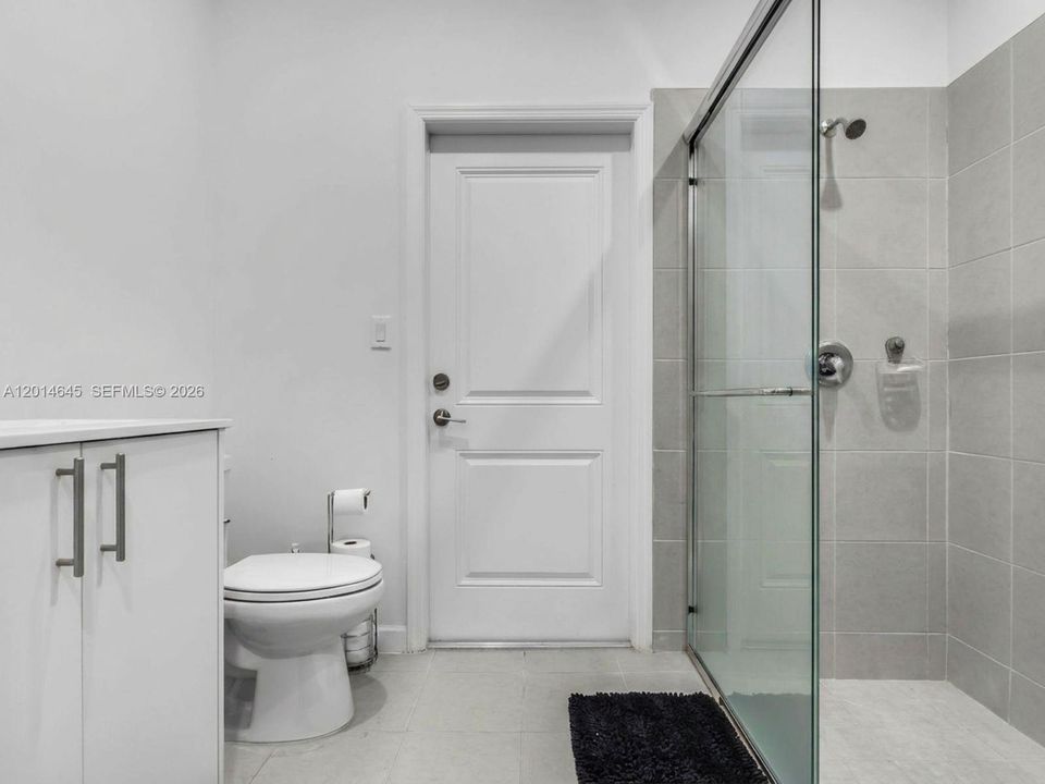 IN-LAW SUITE, FULL BATHROOM