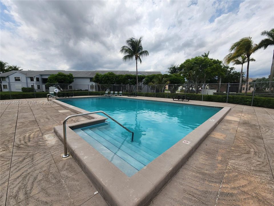 For Sale: $179,500 (2 beds, 2 baths, 863 Square Feet)