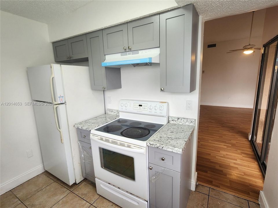 For Sale: $179,500 (2 beds, 2 baths, 863 Square Feet)