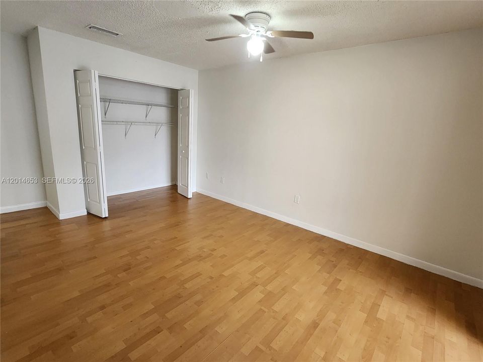 For Sale: $179,500 (2 beds, 2 baths, 863 Square Feet)