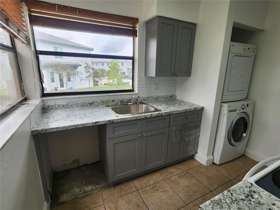 For Sale: $179,500 (2 beds, 2 baths, 863 Square Feet)