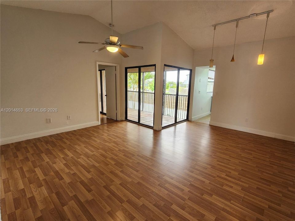 For Sale: $179,500 (2 beds, 2 baths, 863 Square Feet)