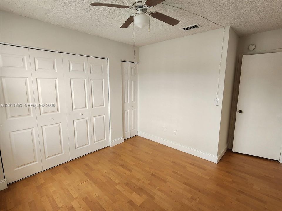 For Sale: $179,500 (2 beds, 2 baths, 863 Square Feet)