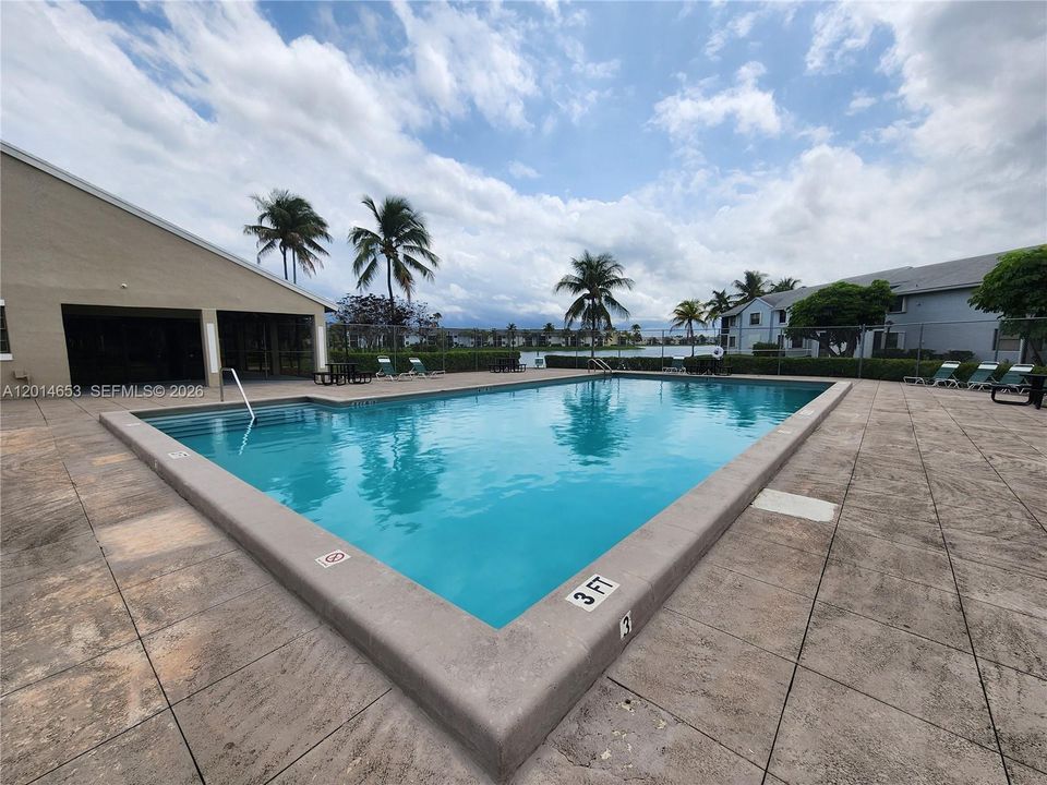 For Sale: $179,500 (2 beds, 2 baths, 863 Square Feet)