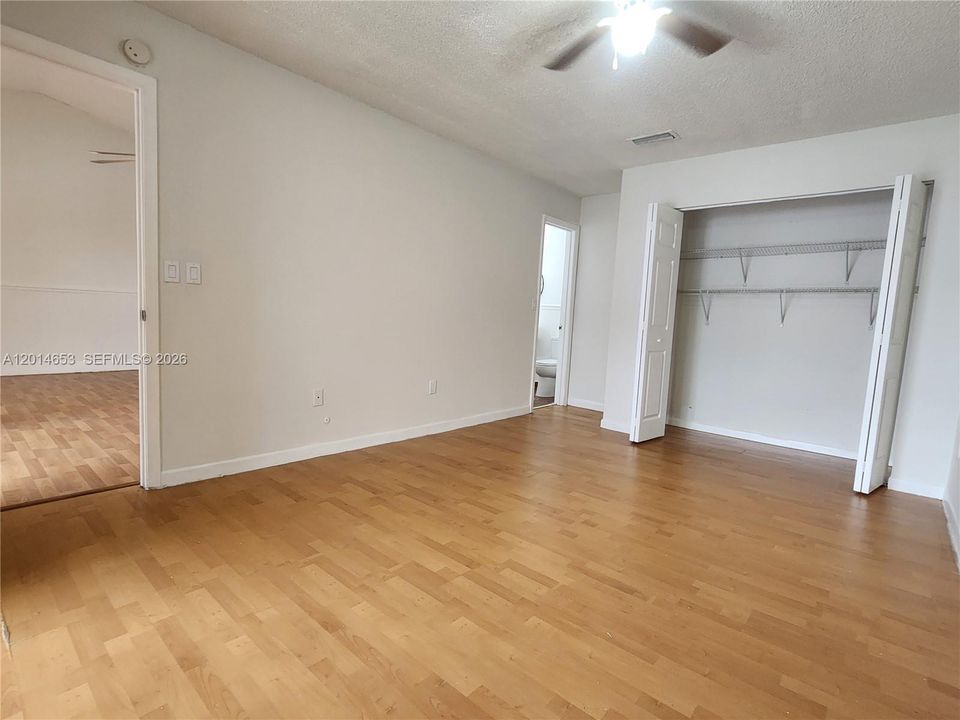 For Sale: $179,500 (2 beds, 2 baths, 863 Square Feet)