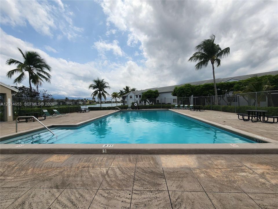 For Sale: $179,500 (2 beds, 2 baths, 863 Square Feet)